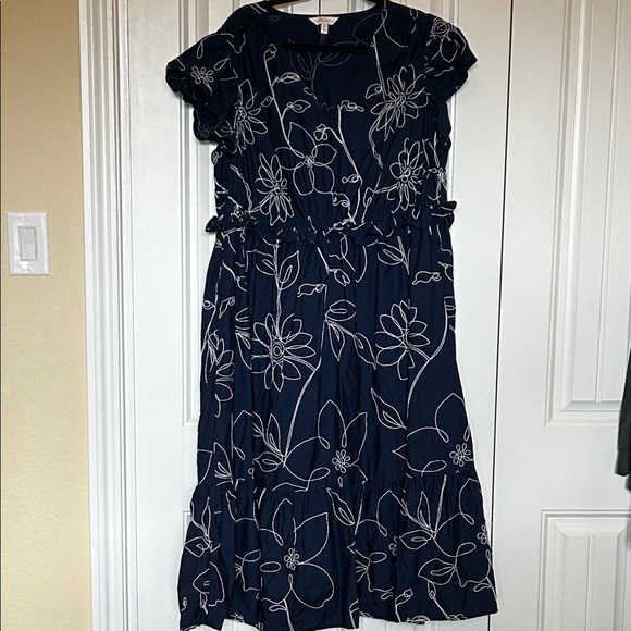 crown & ivy Dresses & Skirts - crown & ivy Navy Blue Floral Midi Dress with White Outline Print